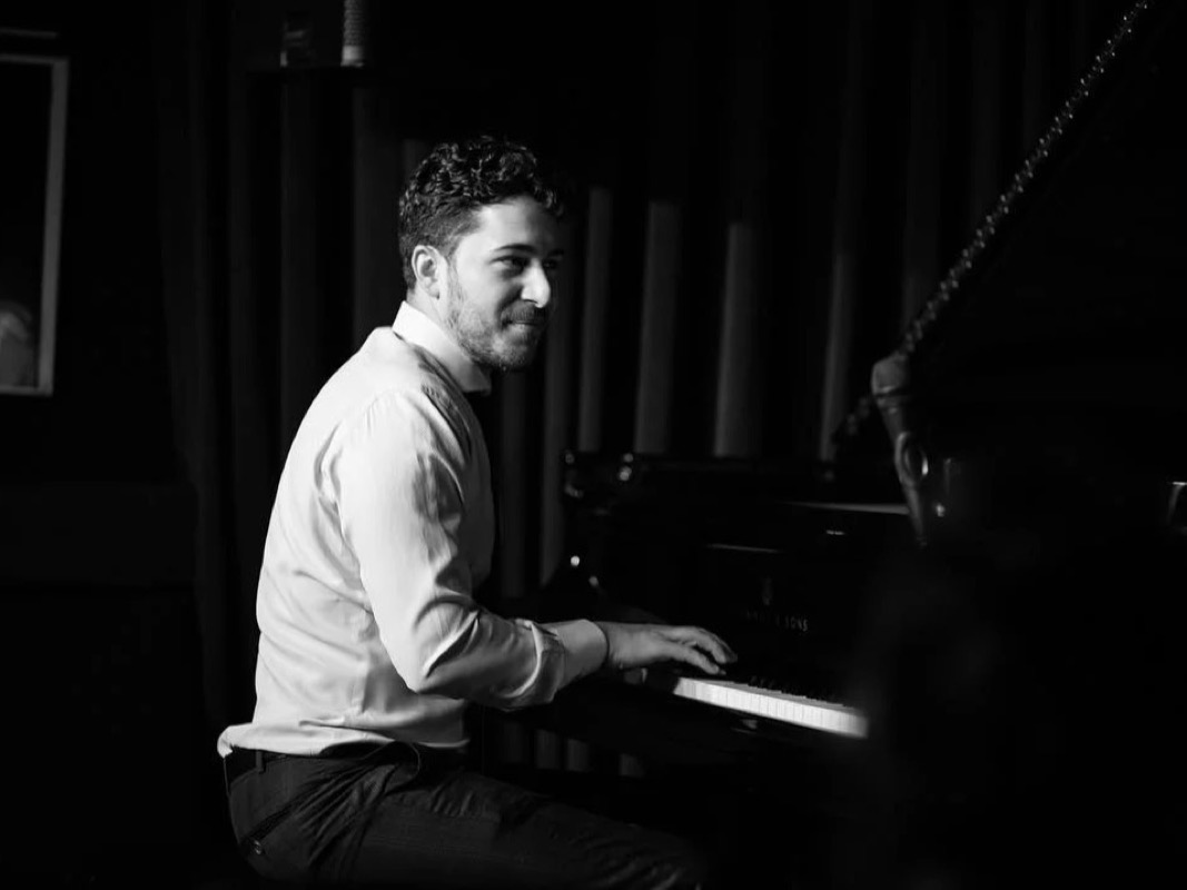 Emmet Cohen 在钢琴前演奏（官方 Gallery）