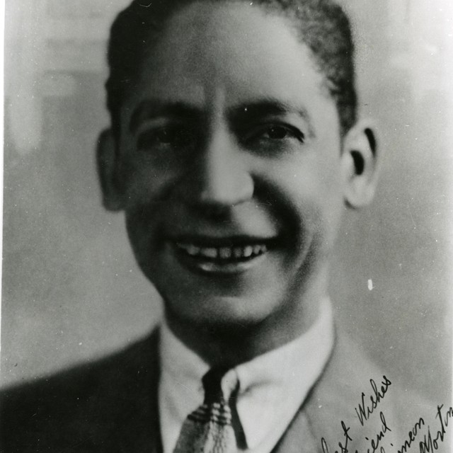 Jelly Roll Morton 1927 年前后由芝加哥 Bloom 摄影室拍摄的半身宣传照，面带微笑正视镜头