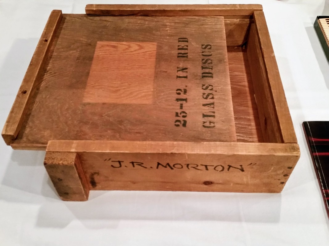 木质唱片箱，箱侧手写 J.R. MORTON，箱盖印有 25-12 IN RED GLASS DISCS 字样，为美国国会图书馆保存 Jelly Roll Morton 录音的醋酸纤维盘箱