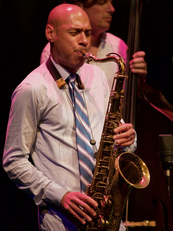 Joshua Redman 在 2015 年鹿特丹 Lantaren Venster 演出中闭眼吹奏萨克斯的竖幅特写