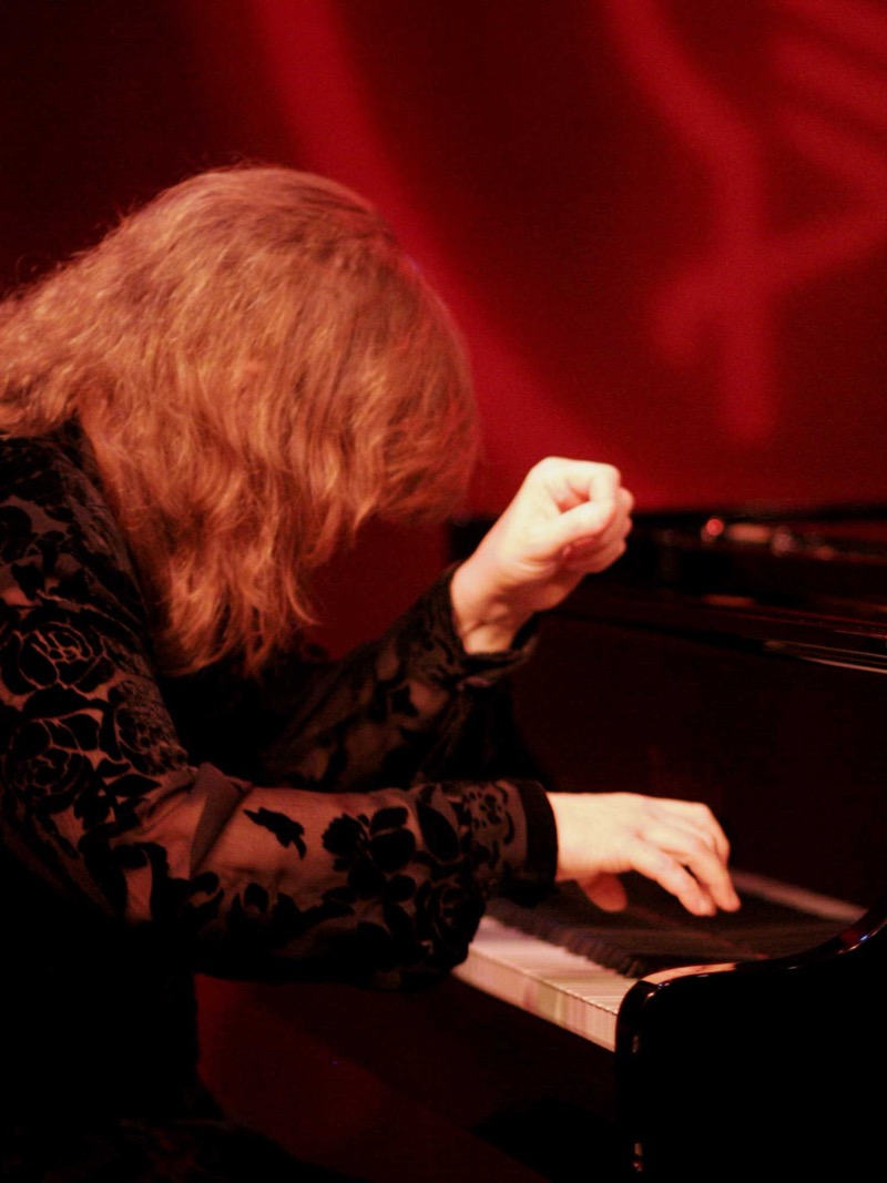 Marilyn Crispell 演奏钢琴，摄影 Laylah Amatullah Barrayn
