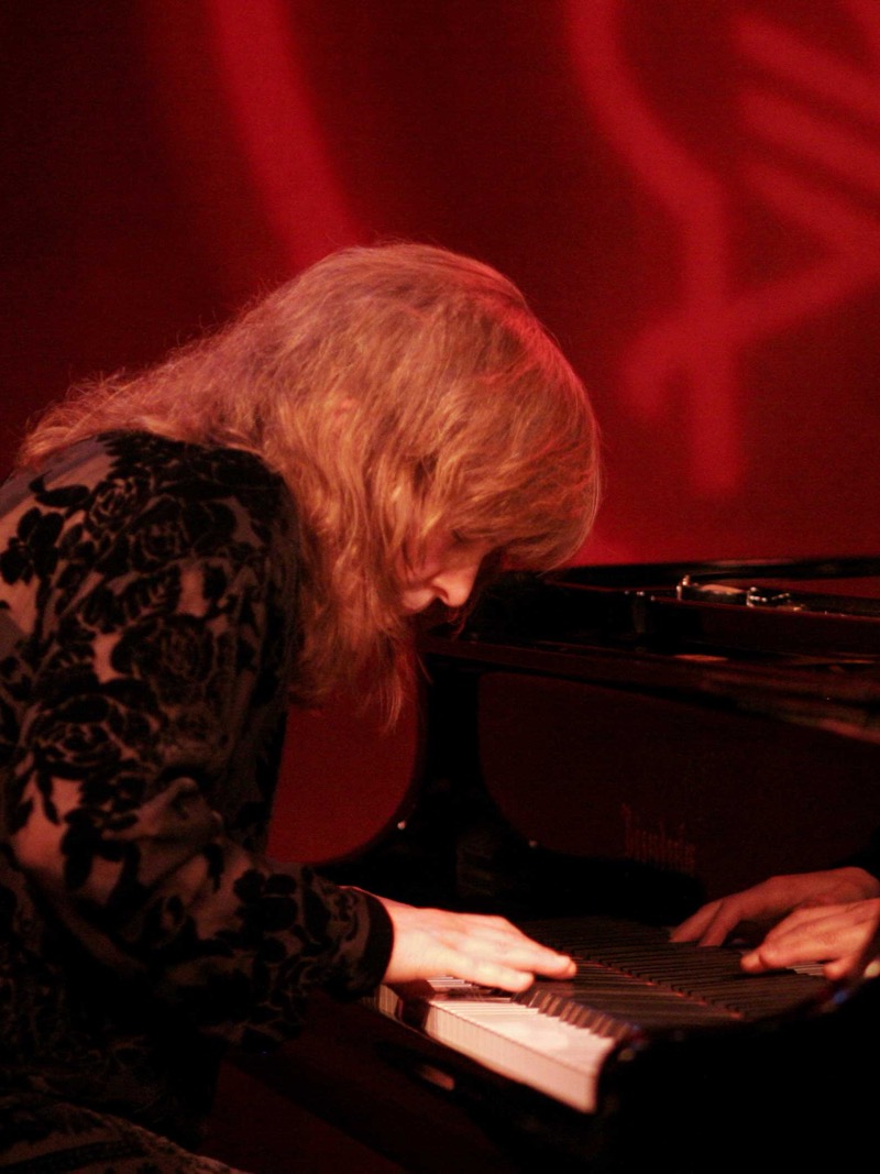 Marilyn Crispell 在钢琴前演奏，摄影 Claire Stefani