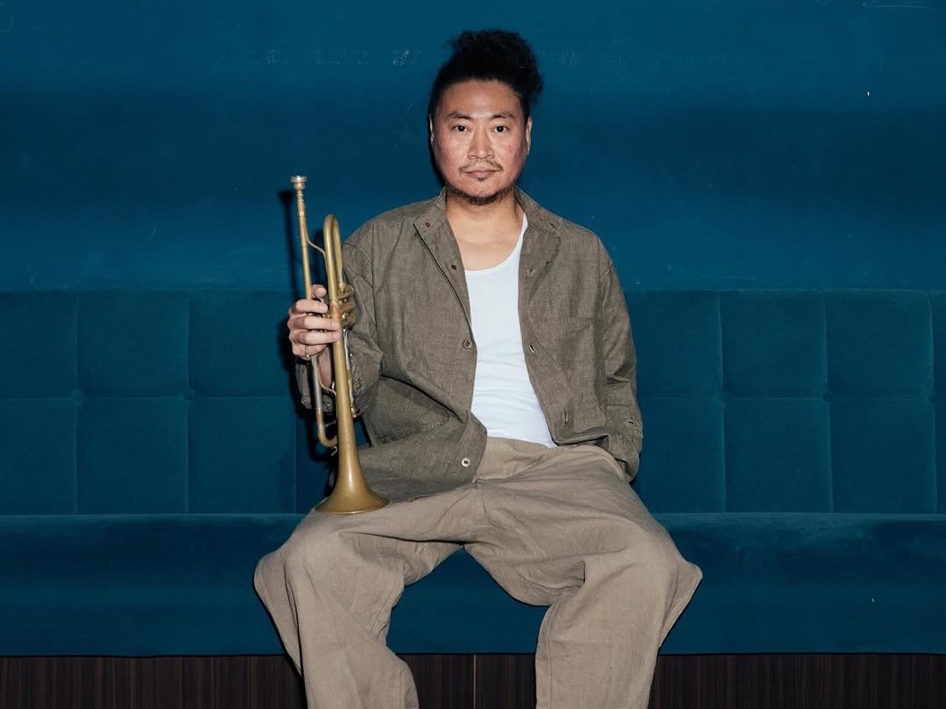 黑田卓也手持小号的肖像